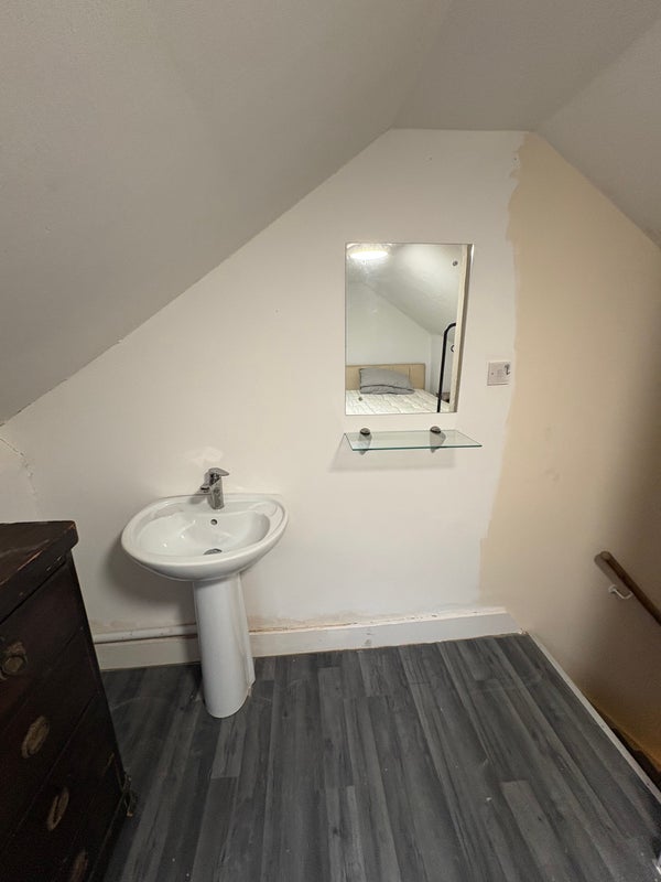 Room Salisbury Road in Greater London