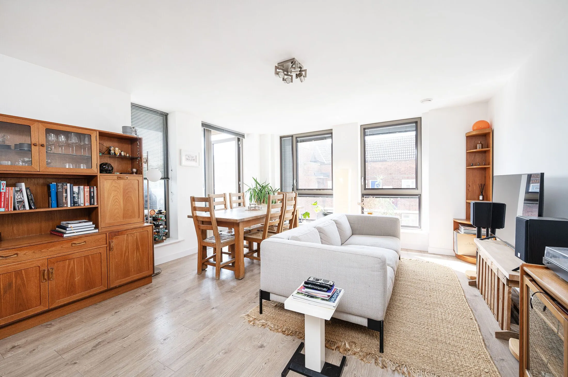 Flat Loddiges Road in Greater London