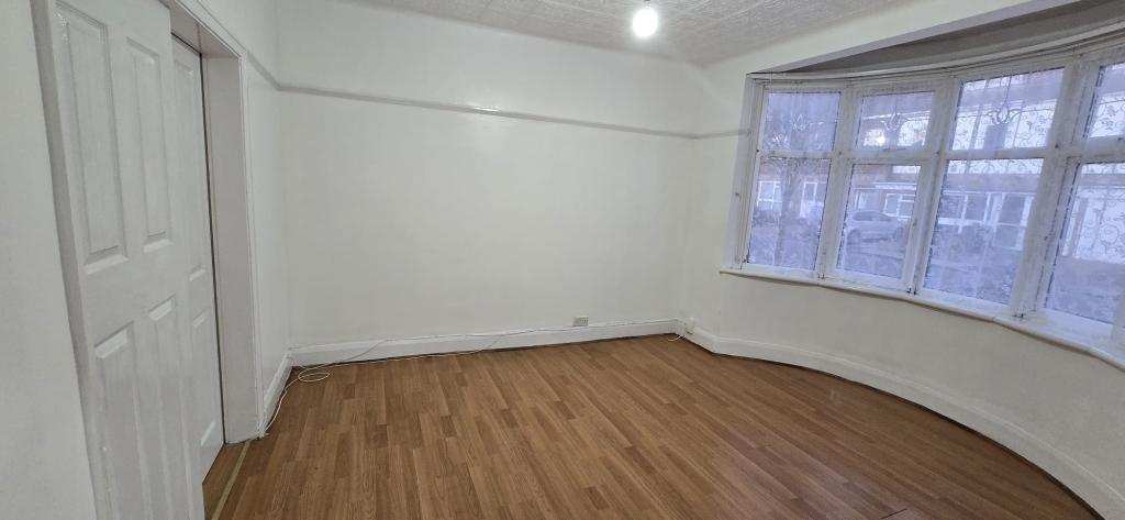 Flat Inglehurst Gardens in Greater London