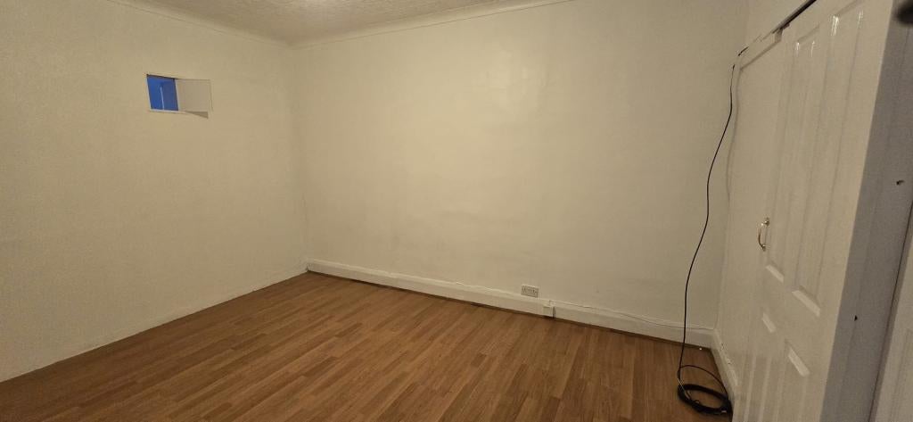 Flat Inglehurst Gardens in Greater London