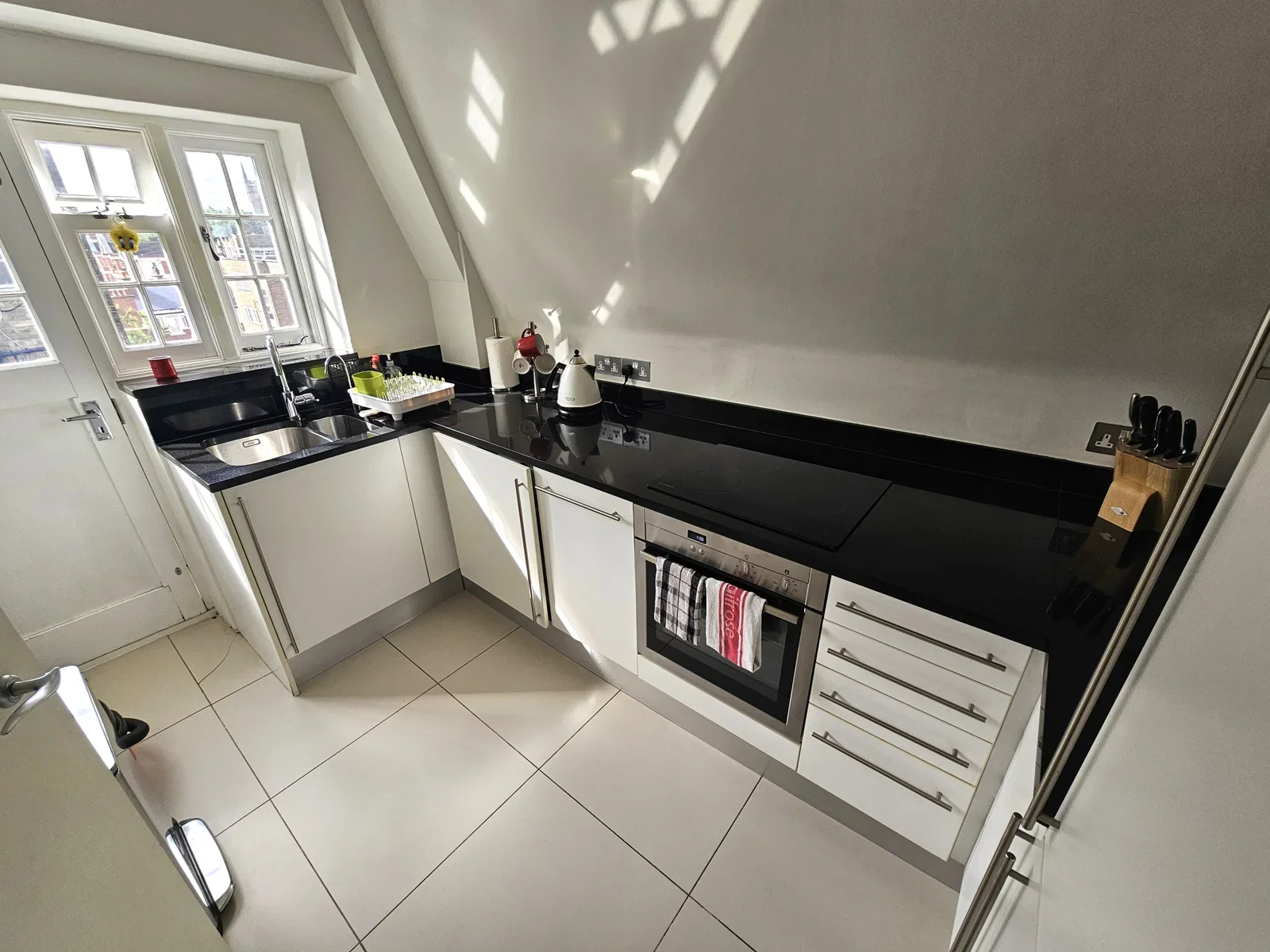 Flat Dentons Wharf in Greater London