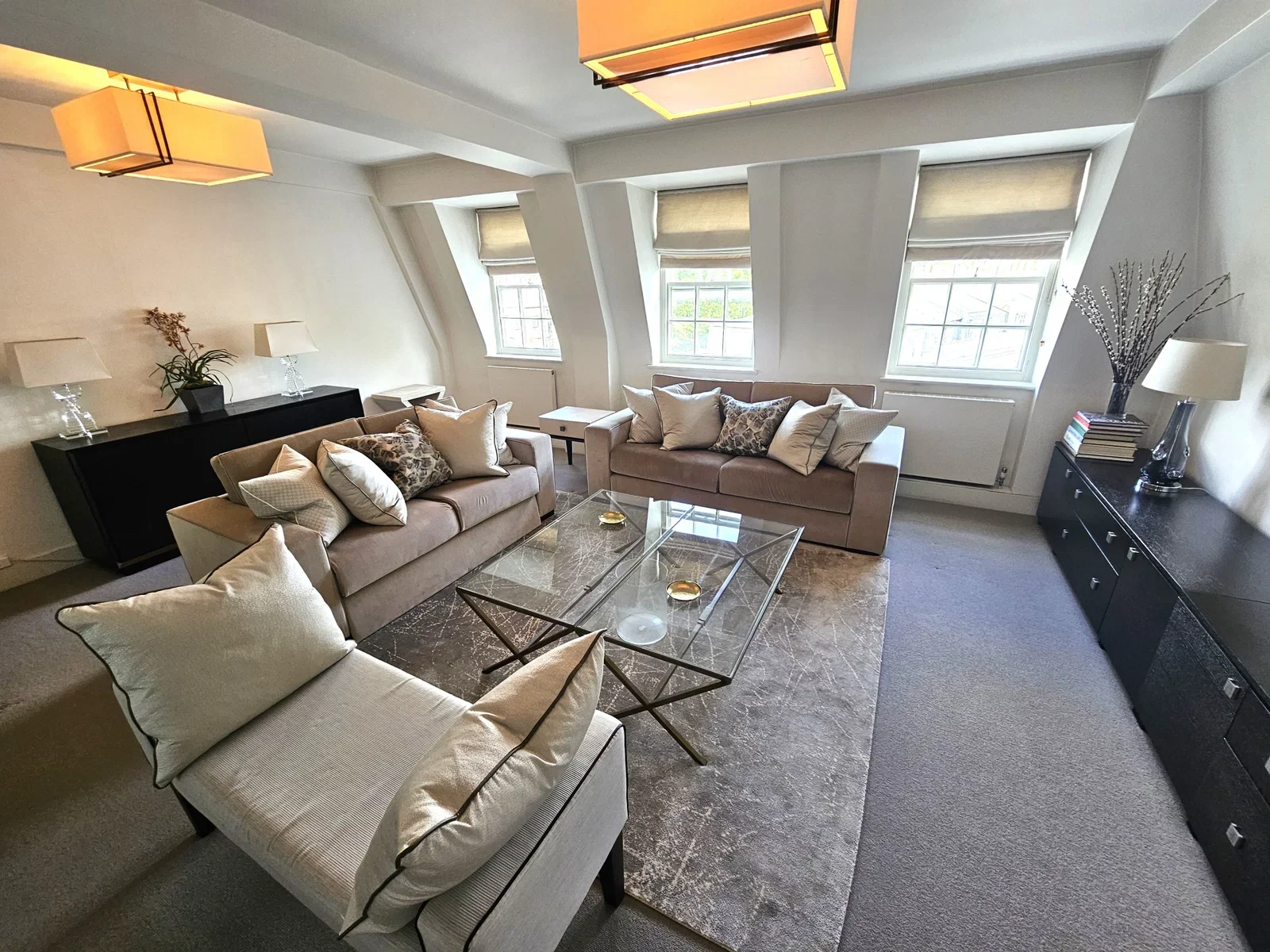 Flat Dentons Wharf in Greater London