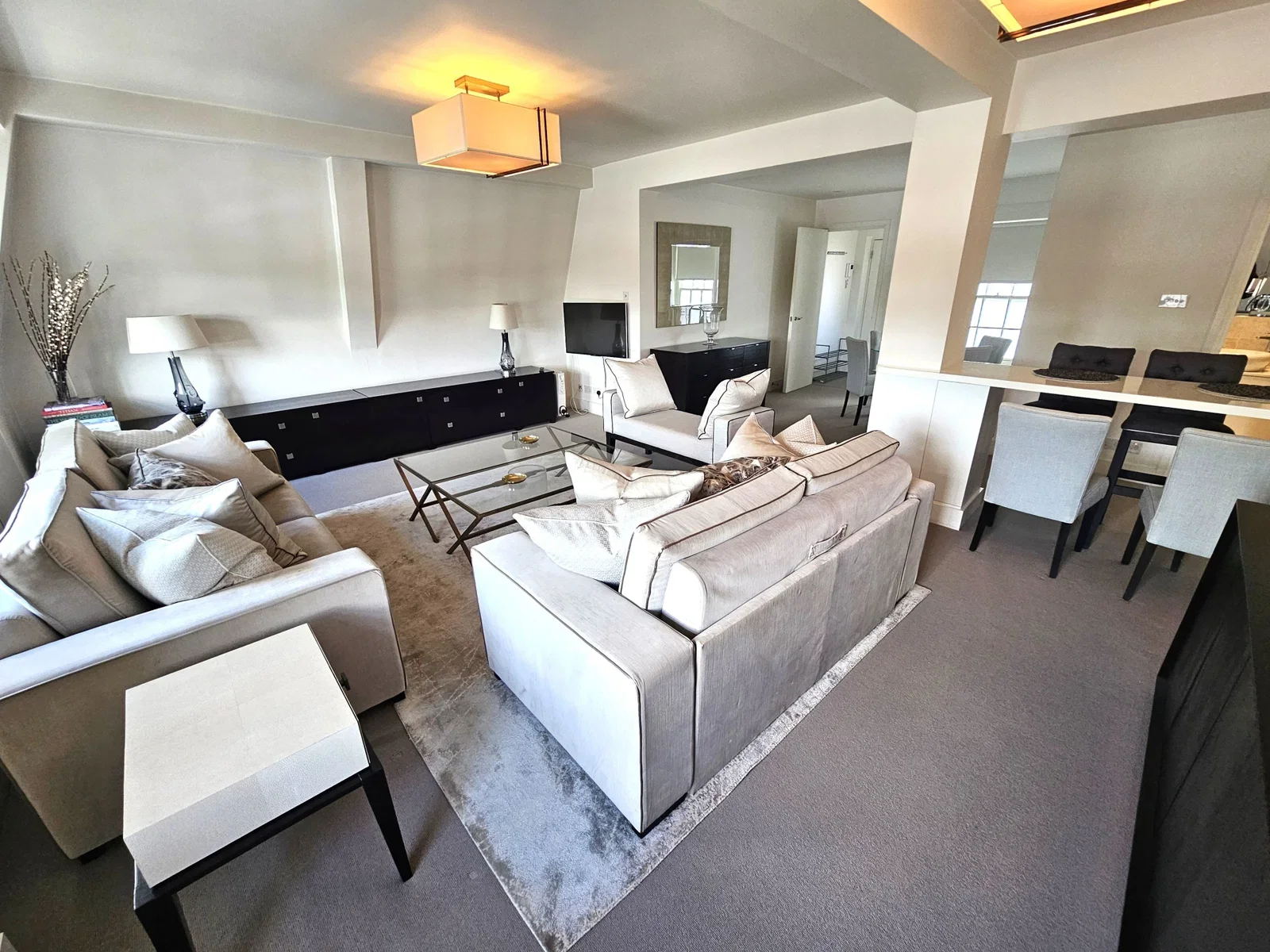Flat Dentons Wharf in Greater London