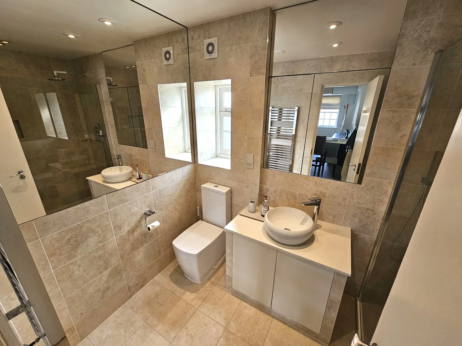 Flat Dentons Wharf in Greater London