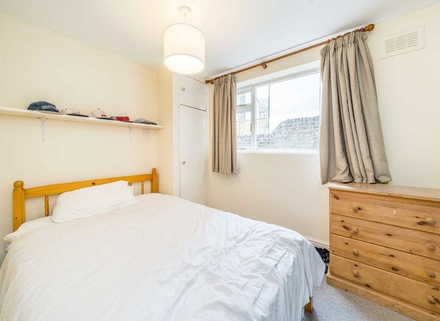 Flat Tremadoc Road in Greater London