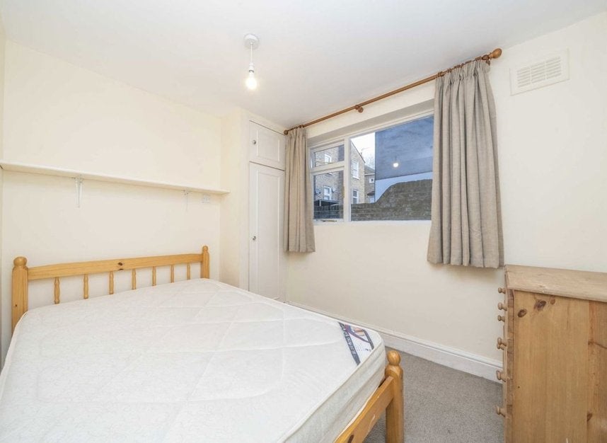 Flat Tremadoc Road in Greater London
