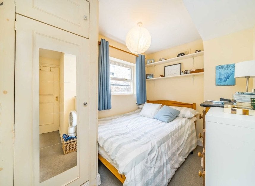 Flat Tremadoc Road in Greater London