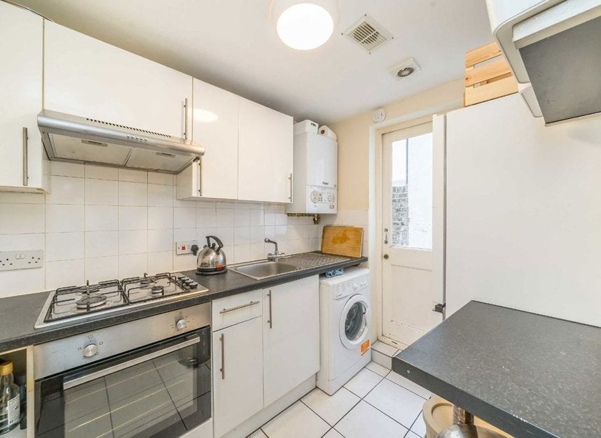 Flat Tremadoc Road in Greater London