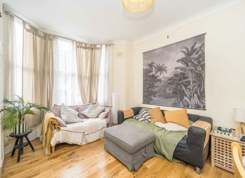 Flat Tremadoc Road in Greater London