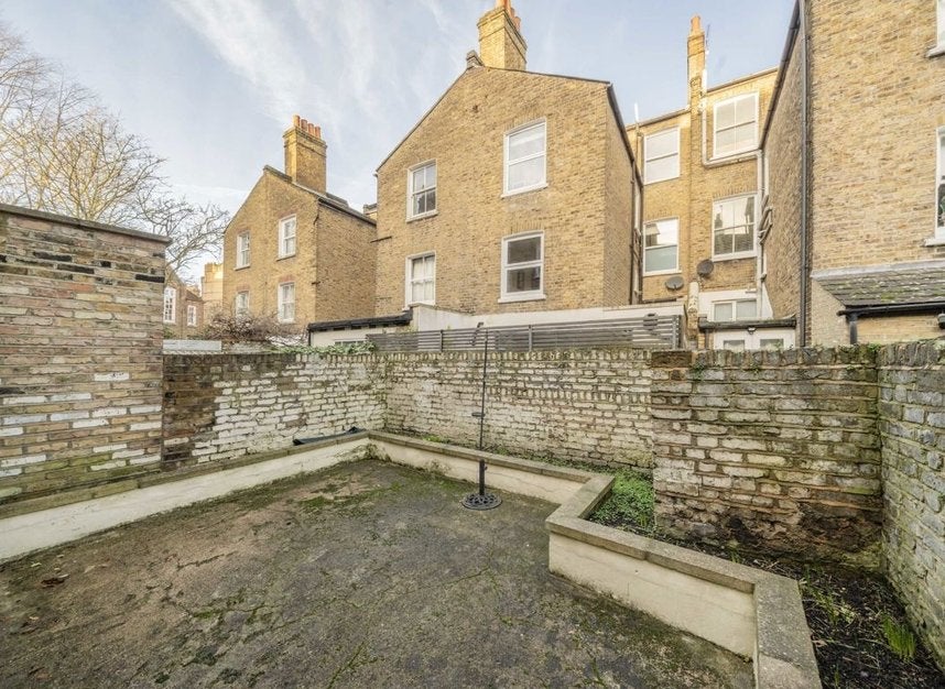 Flat Tremadoc Road in Greater London