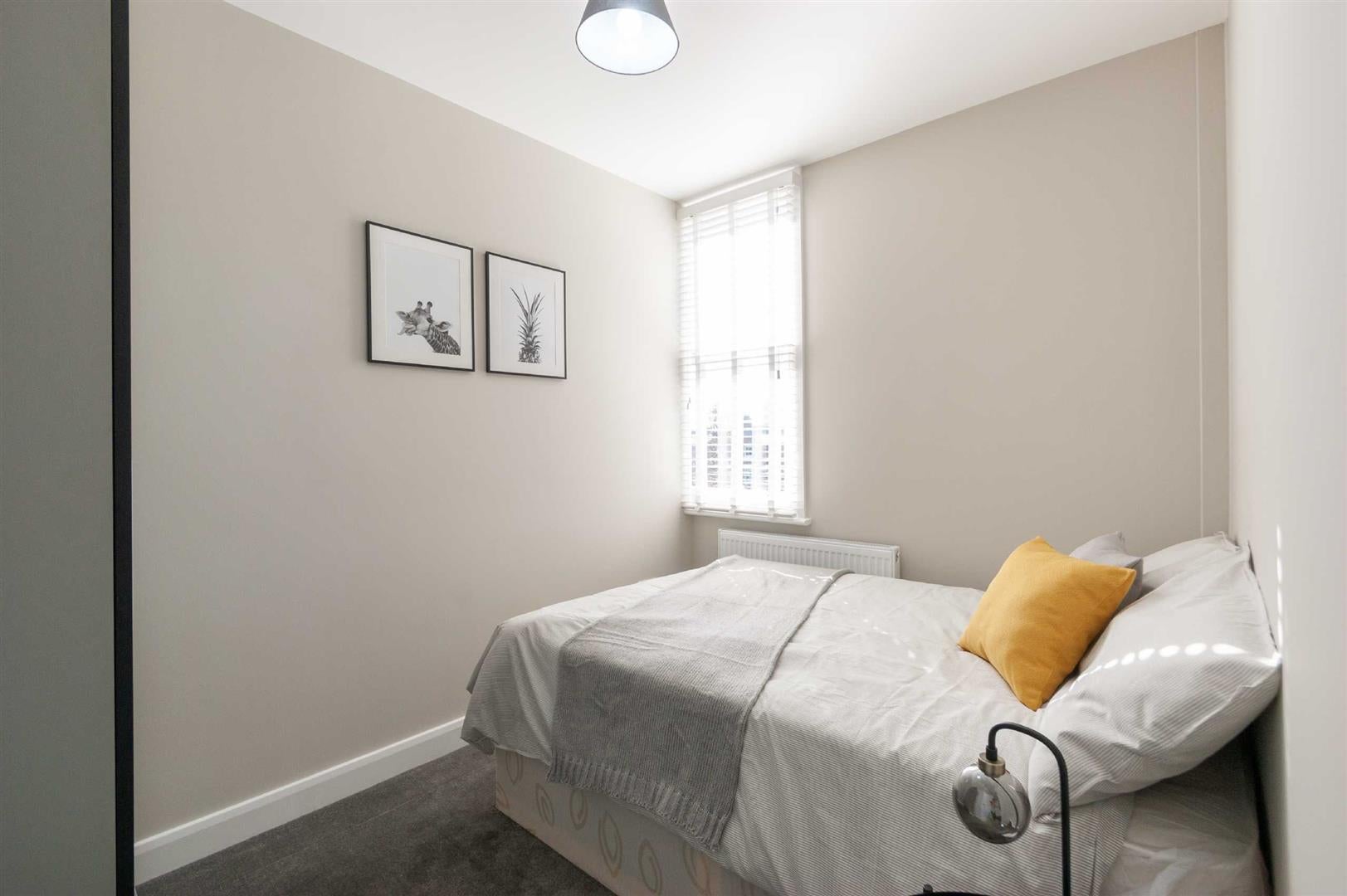 Flat Cumberland Park in Greater London