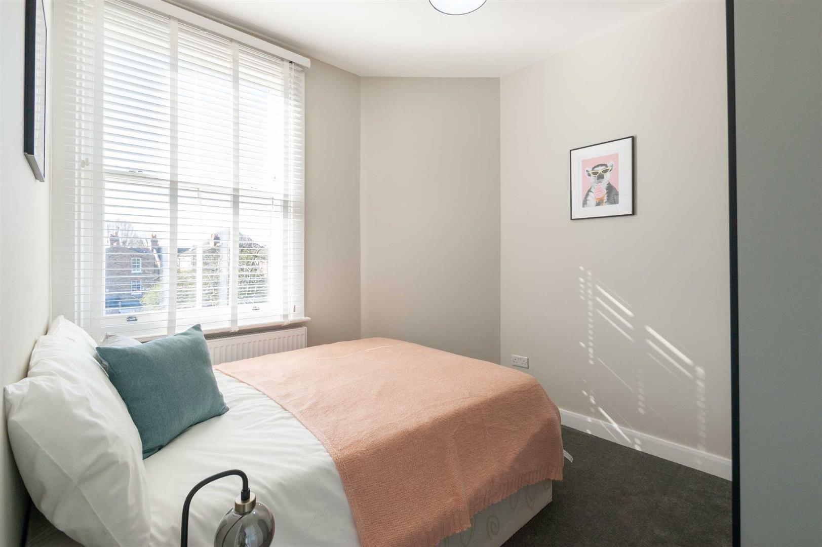 Flat Cumberland Park in Greater London