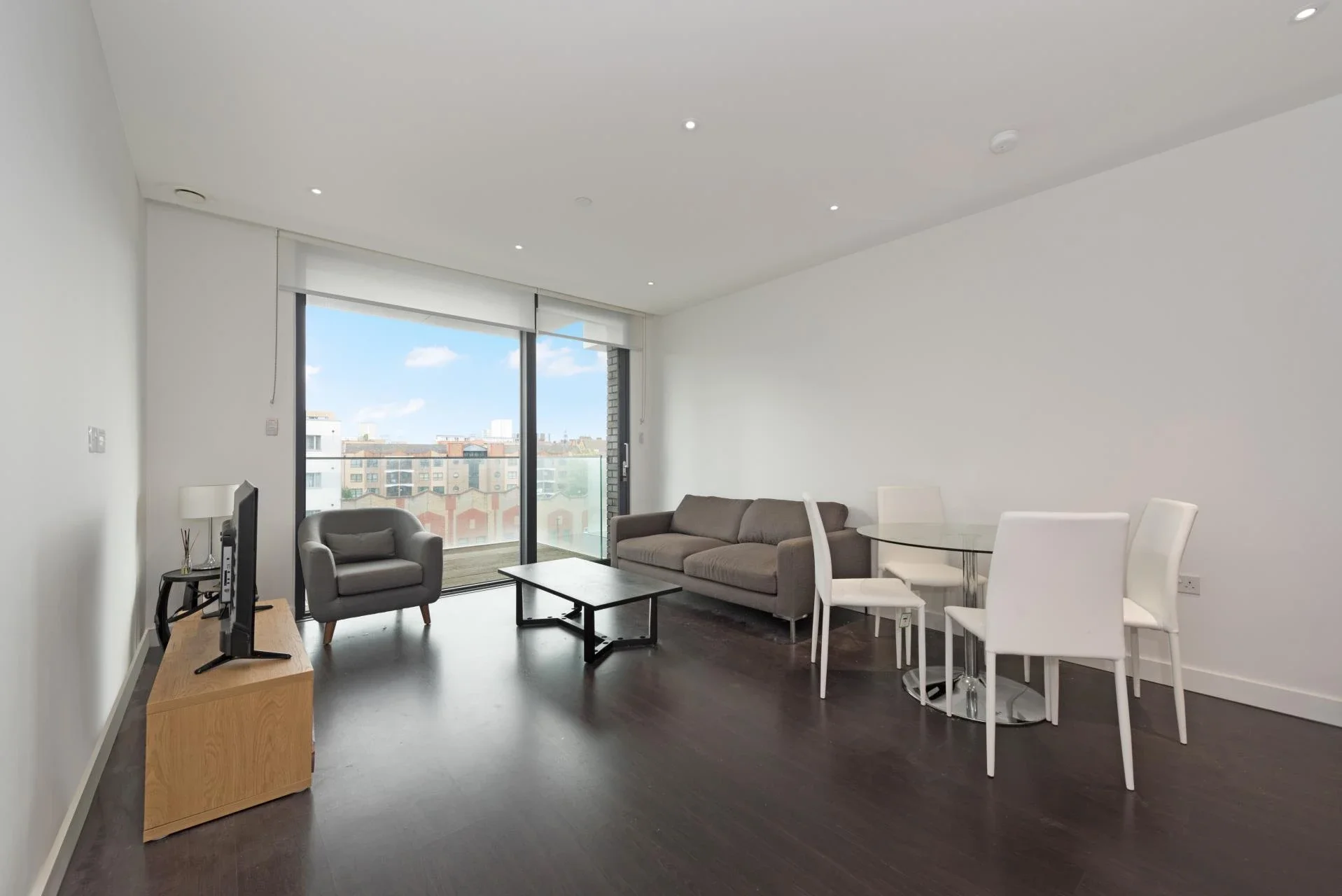 Flat Alie Street in Greater London