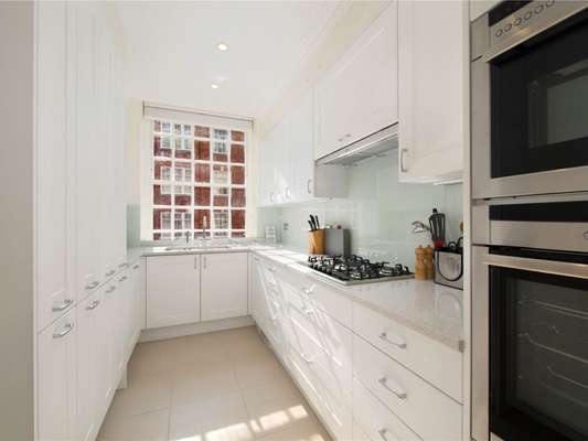 Flat Kensington High Street in Greater London
