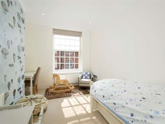 Flat Kensington High Street in Greater London