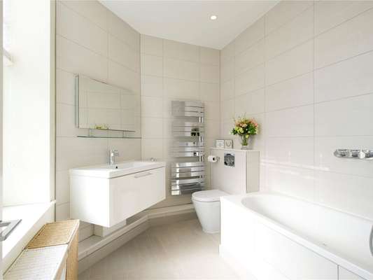 Flat Kensington High Street in Greater London