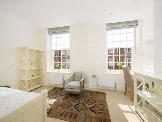 Flat Kensington High Street in Greater London