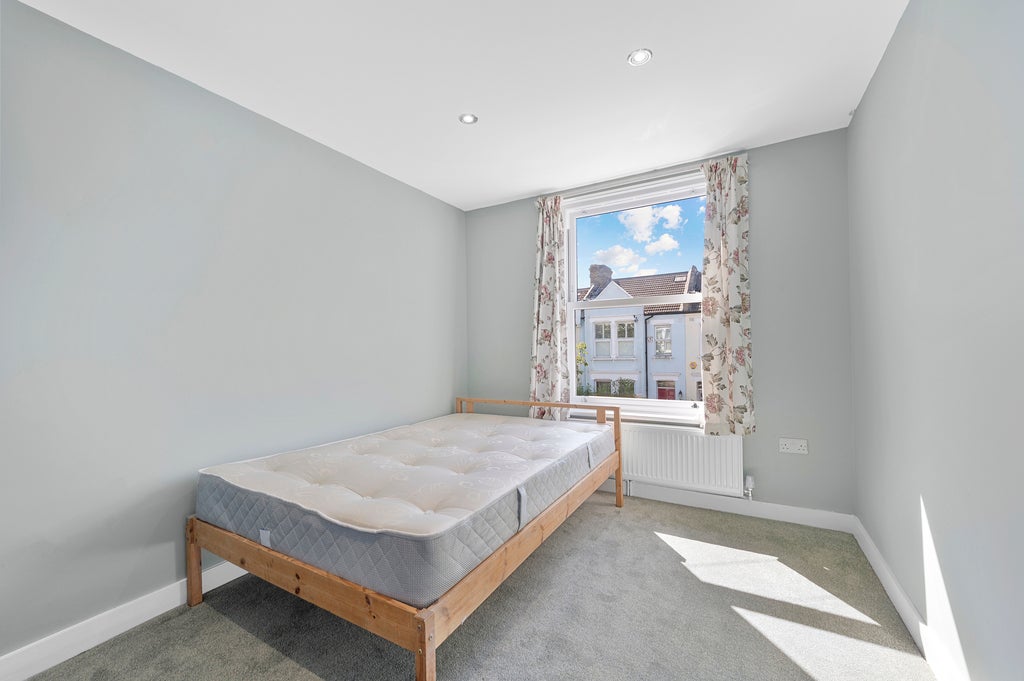 Flat Haydon Park Road in Greater London