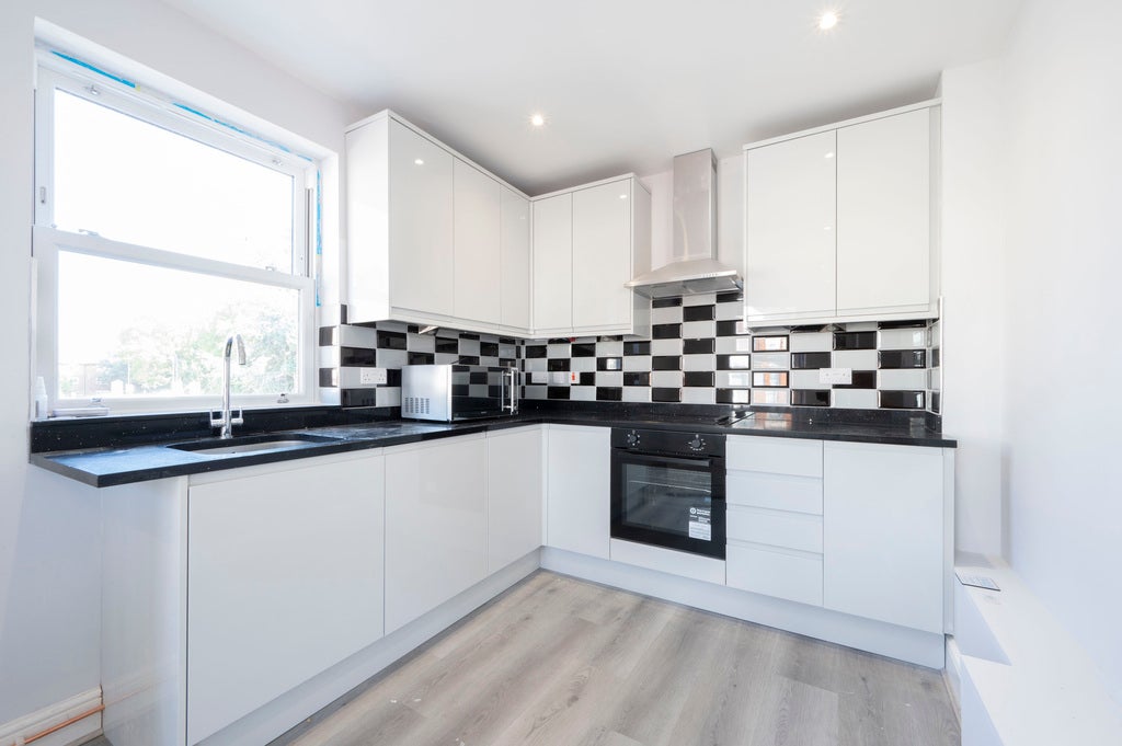 Flat Haydon Park Road in Greater London