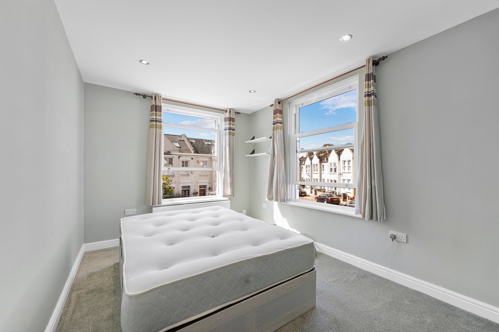 Flat Haydon Park Road in Greater London