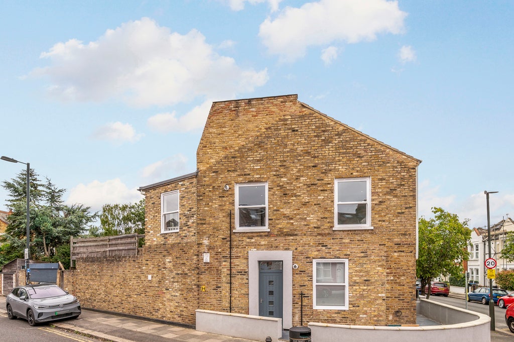 Flat Haydon Park Road in Greater London