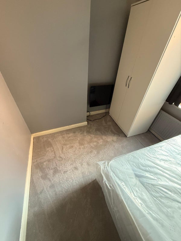 Flat Glenfield Road in Leicester