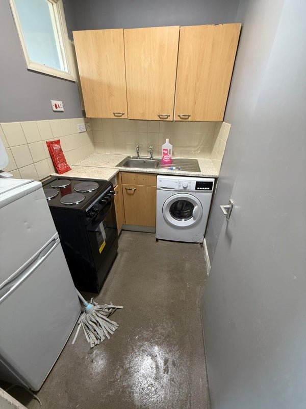Flat Glenfield Road in Leicester