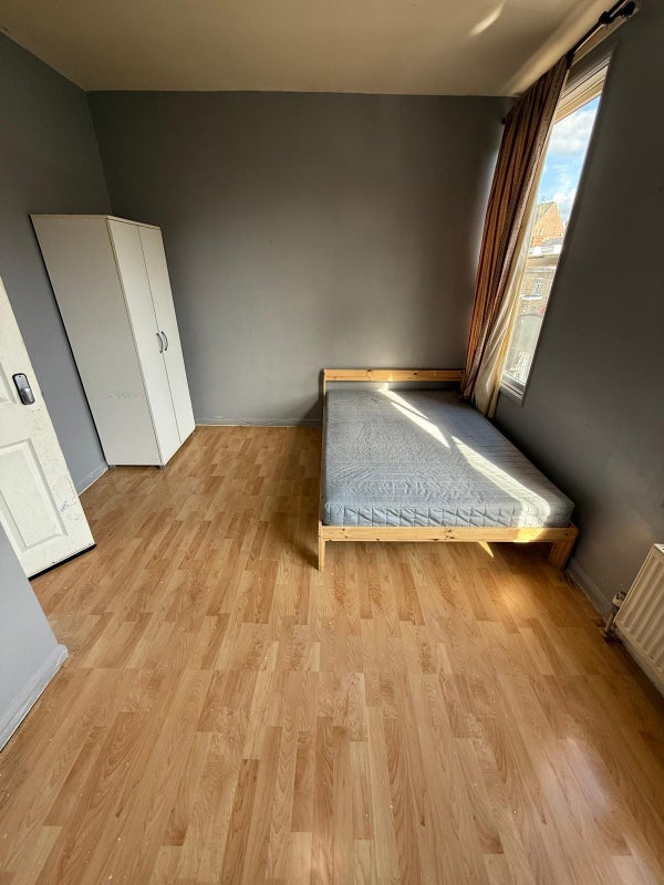 Flat Glenfield Road in Leicester