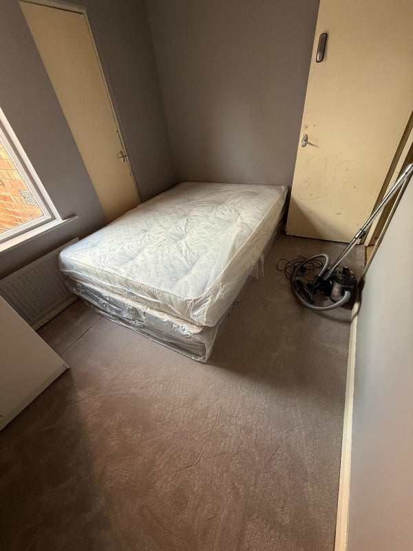 Flat Glenfield Road in Leicester