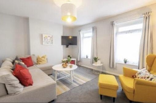 Flat Drummond Road in Bristol