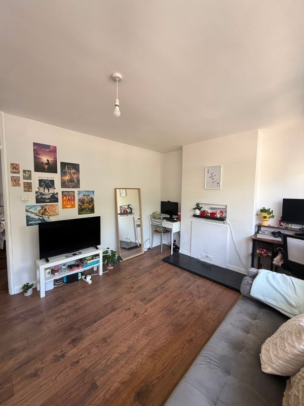 Room Westbridge Road in Greater London