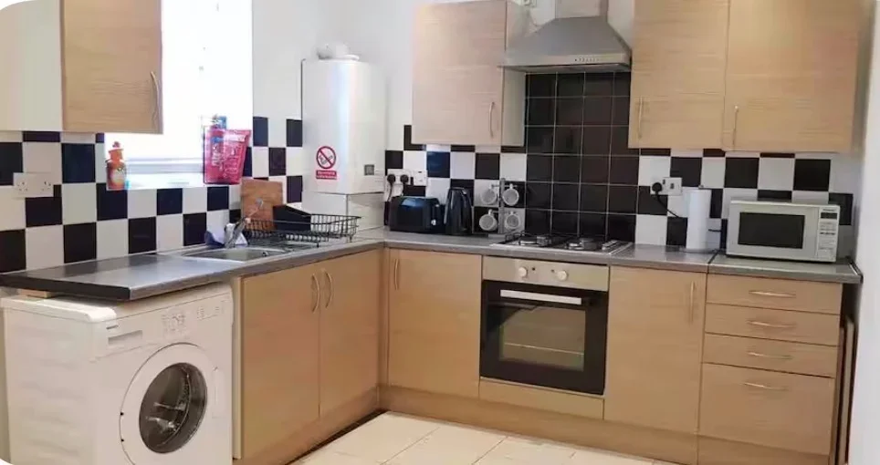 Flat Overton Road in Greater London