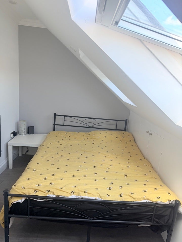 Room Overton Road in Greater London