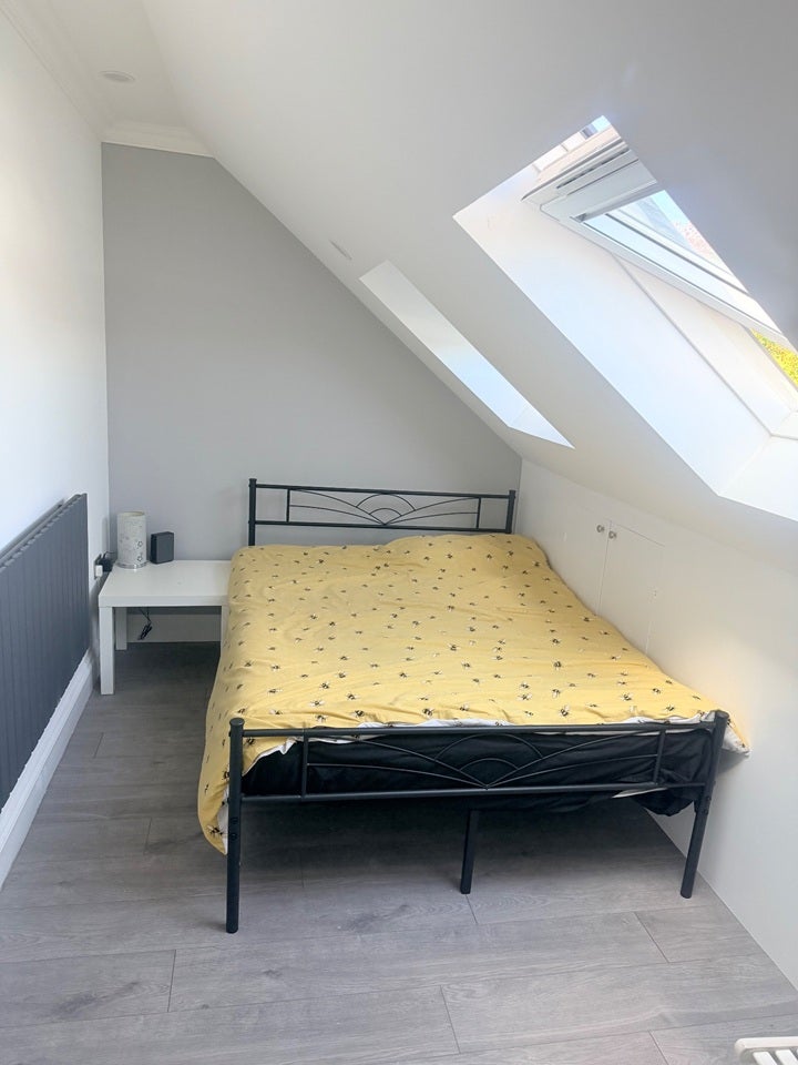 Room Overton Road in Greater London