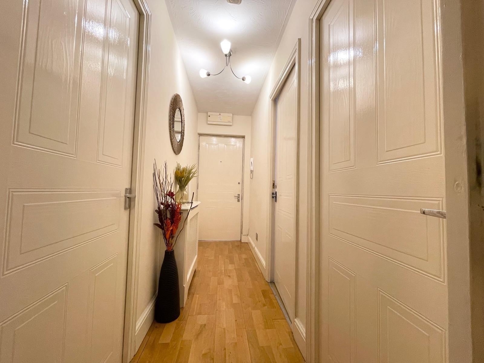 Flat Blessing Way in Greater London