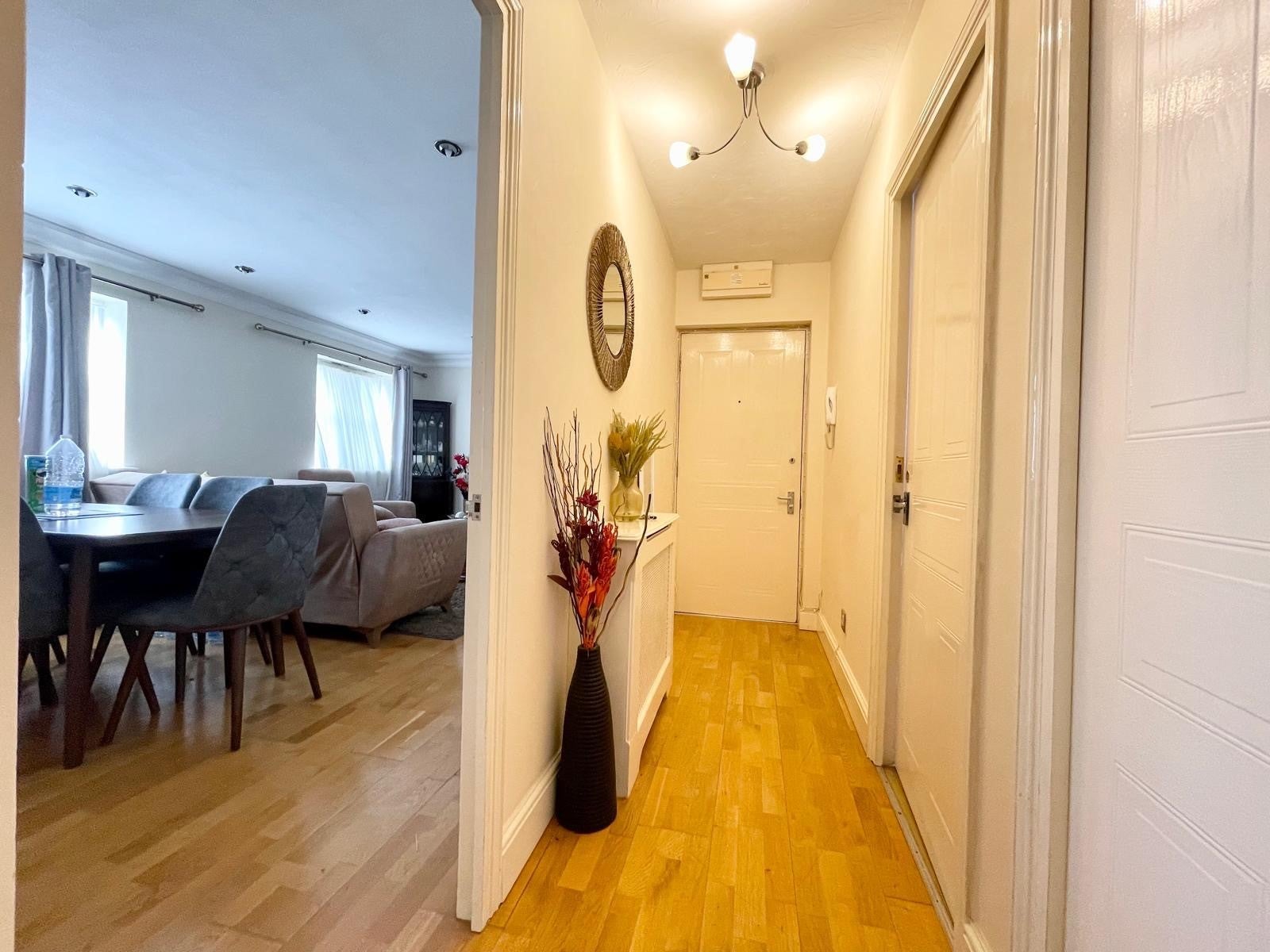 Flat Blessing Way in Greater London