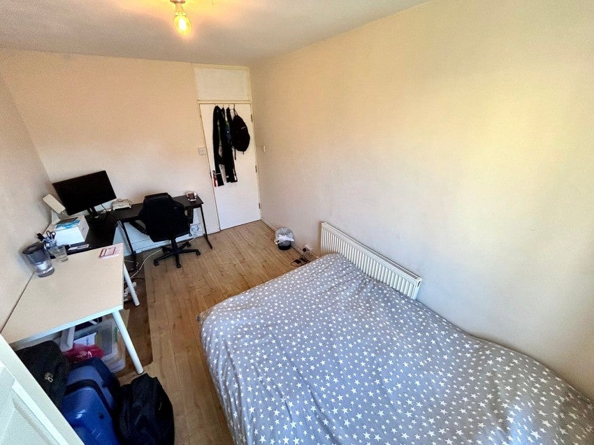 Room Clark Street in Greater London