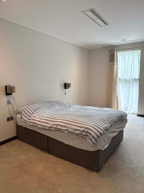 Room Thomas Road in Greater London