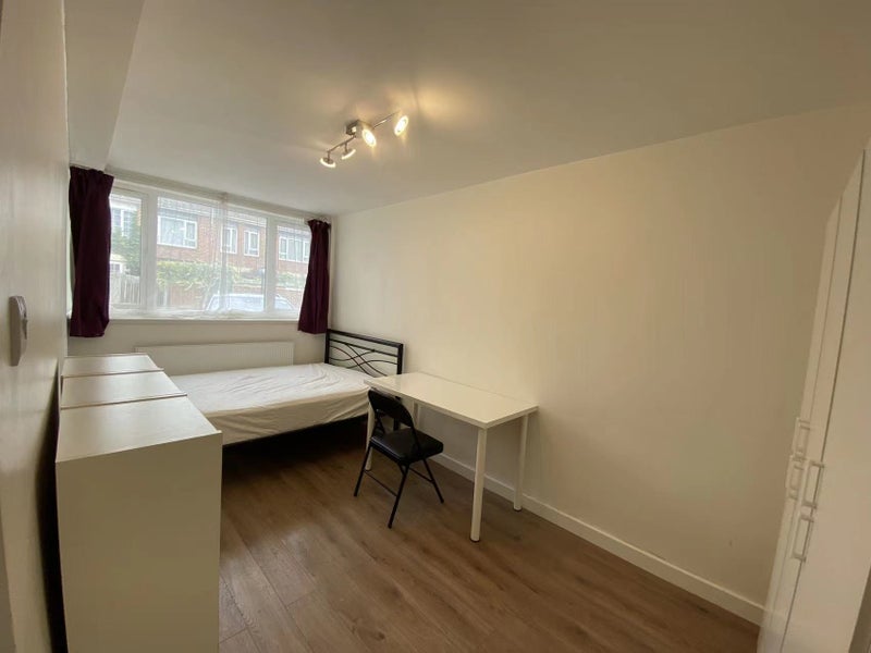 Room Glenister Road in Greater London
