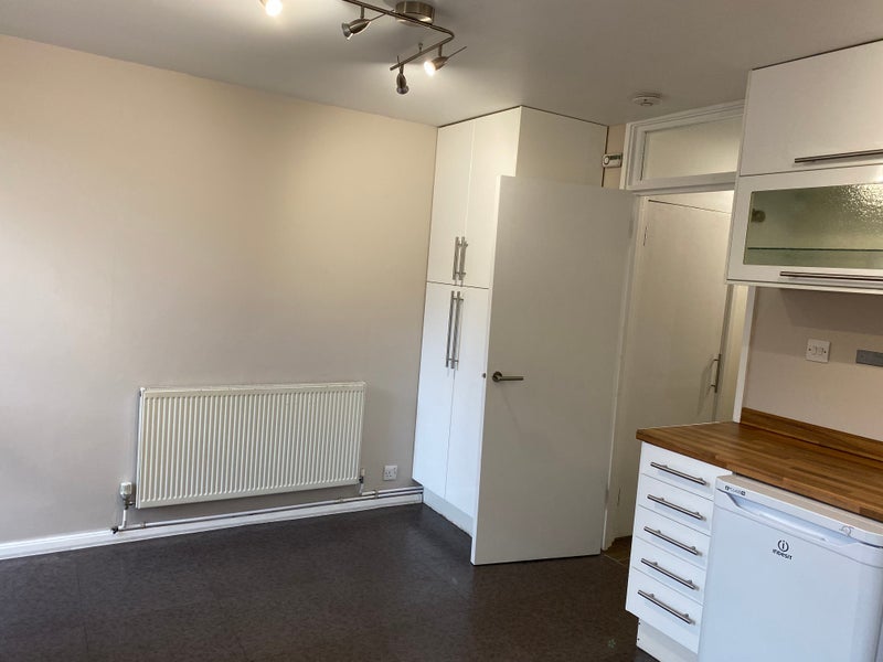 Room Glenister Road in Greater London