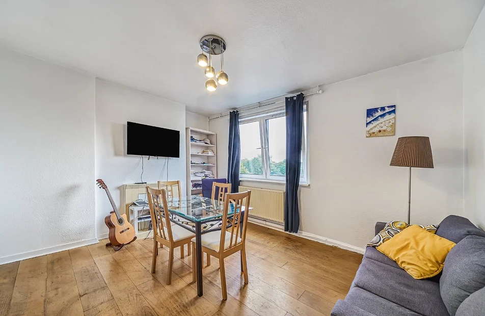 Flat Maysoule Road in Greater London