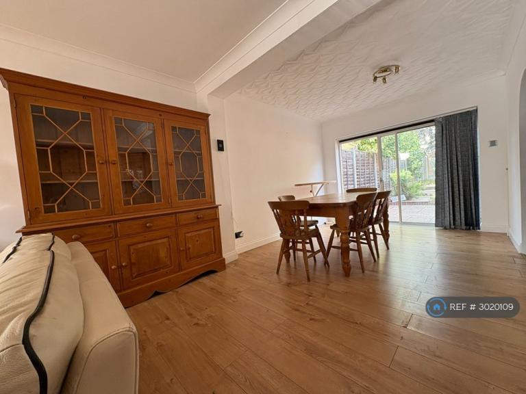 House Costons Avenue in Greater London