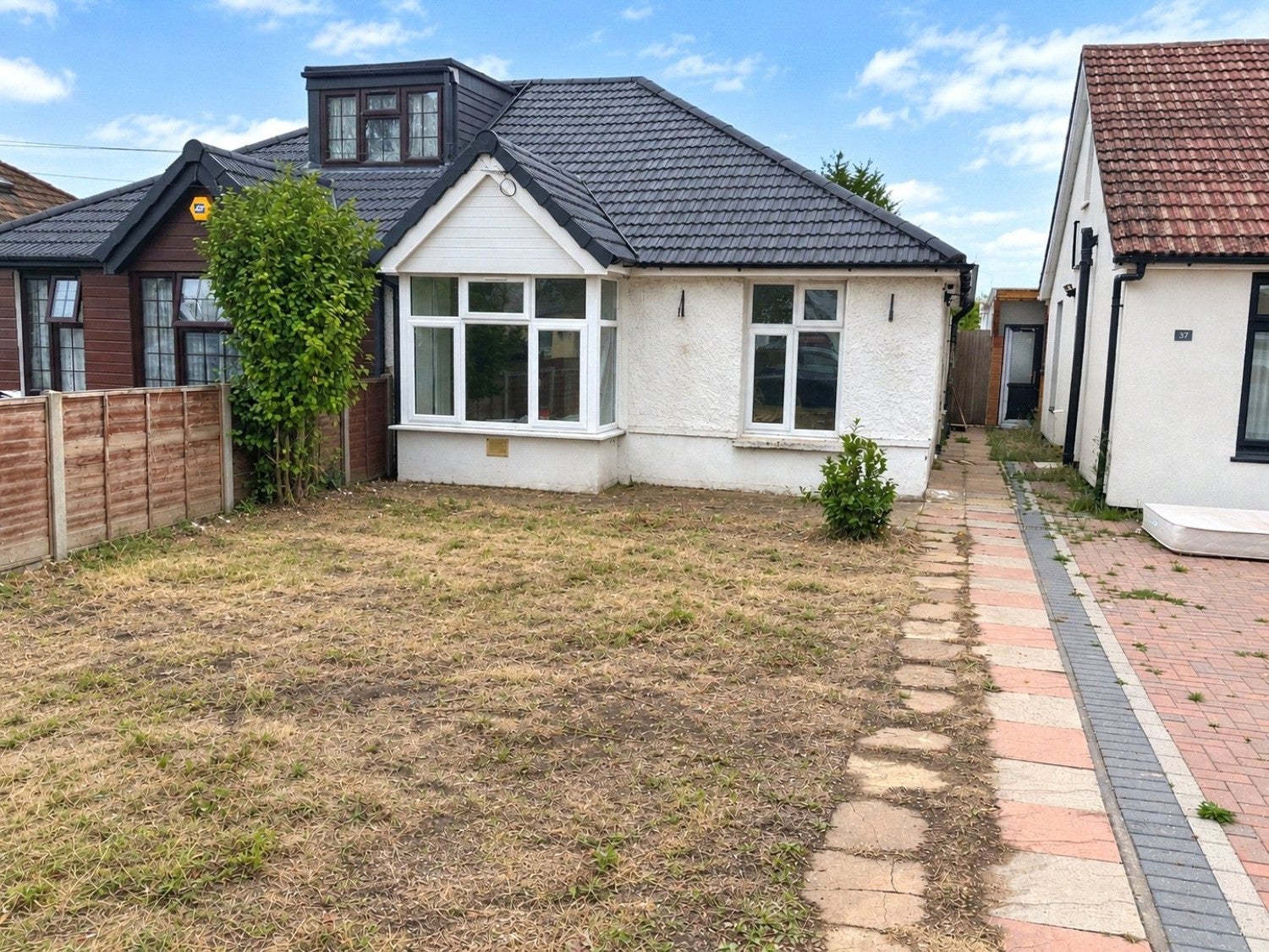 House Pinkwell Avenue in Greater London
