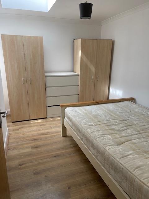 Flat Tooting High Street in Greater London