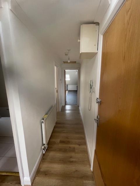 Flat Tooting High Street in Greater London