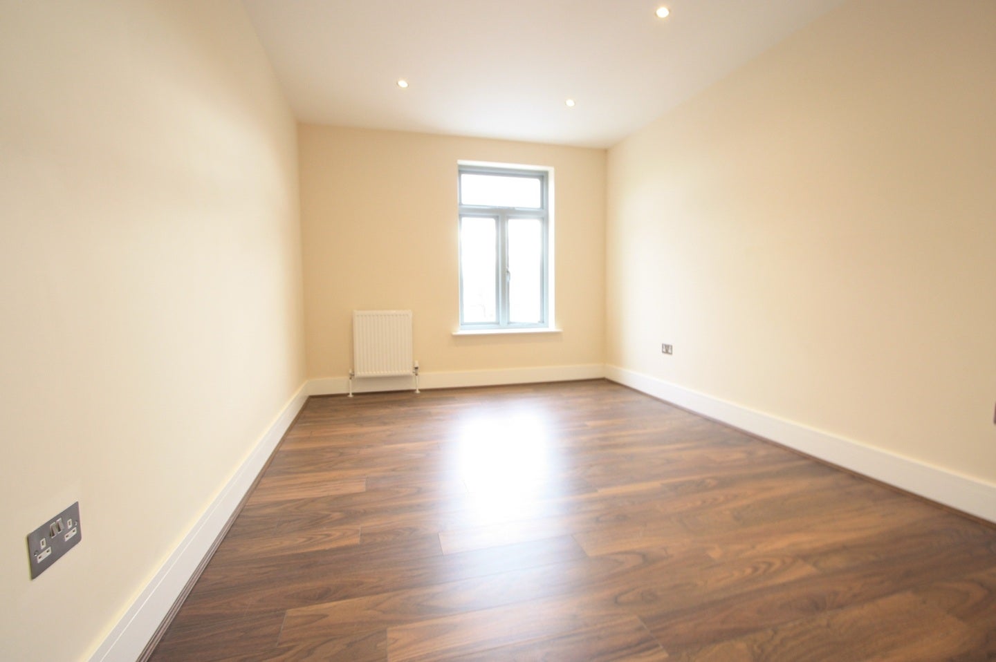 Flat Lombard Road in Greater London