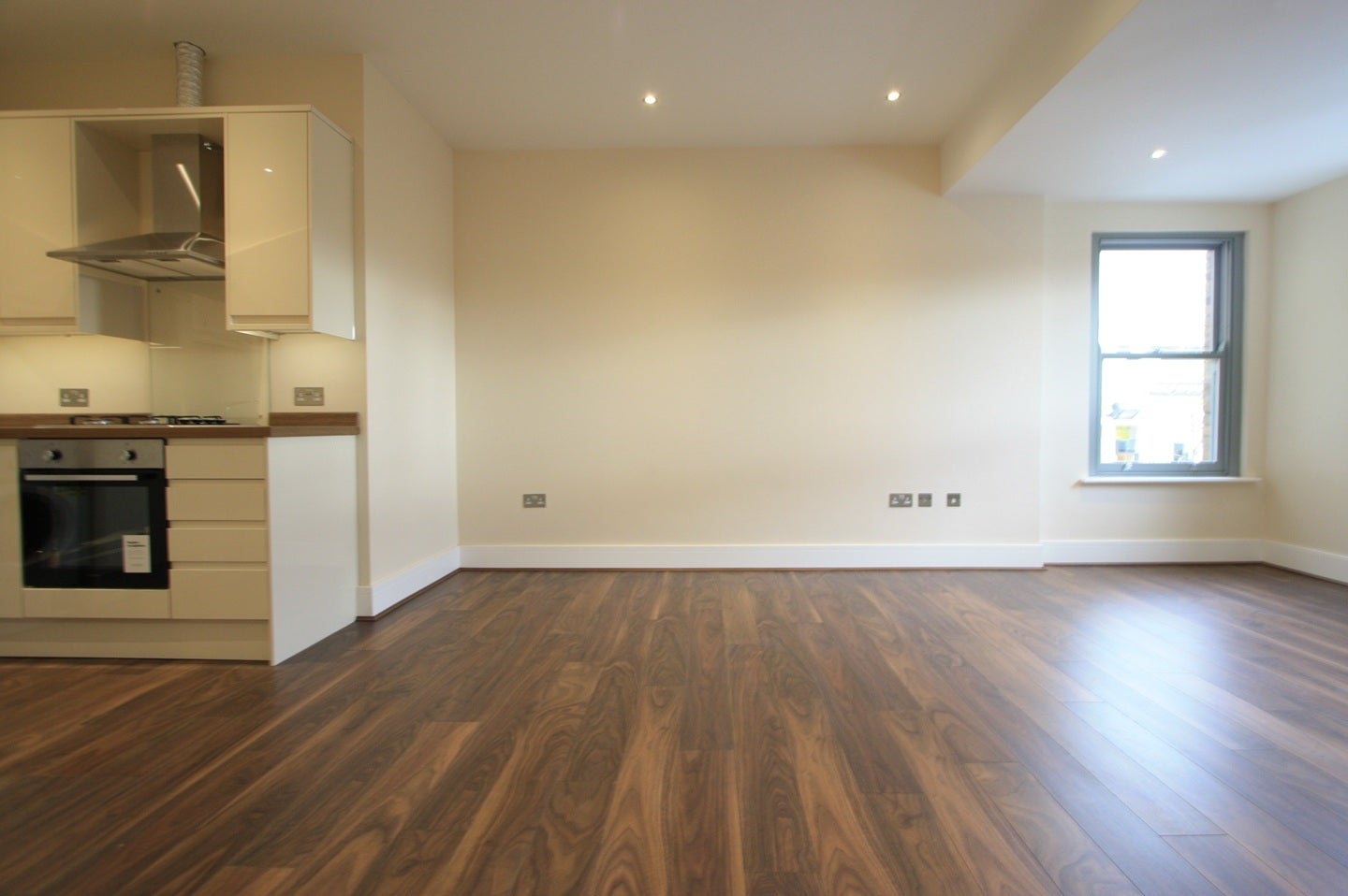 Flat Lombard Road in Greater London