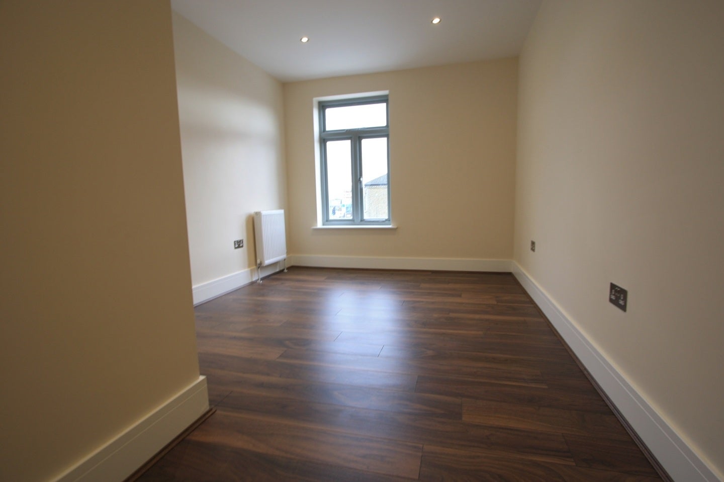 Flat Lombard Road in Greater London