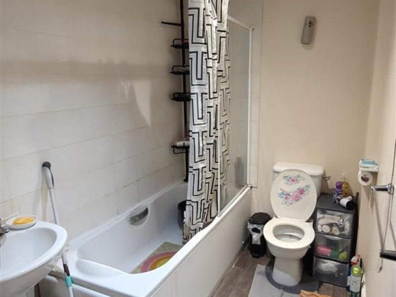 Flat Peterhouse Close in Peterborough