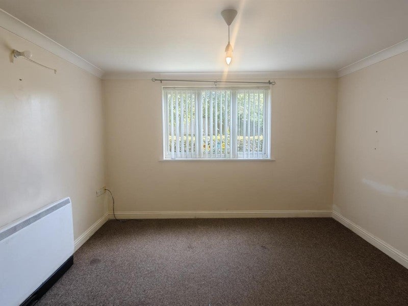 Flat Peterhouse Close in Peterborough